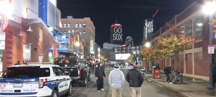 V noci na dnešek si Boston, město sportem posedlé, prožilo velkou slávu. Proslulý baseballový tým Red Sox ovládl Světovou sérii, porazil Los Angeles Dodgers