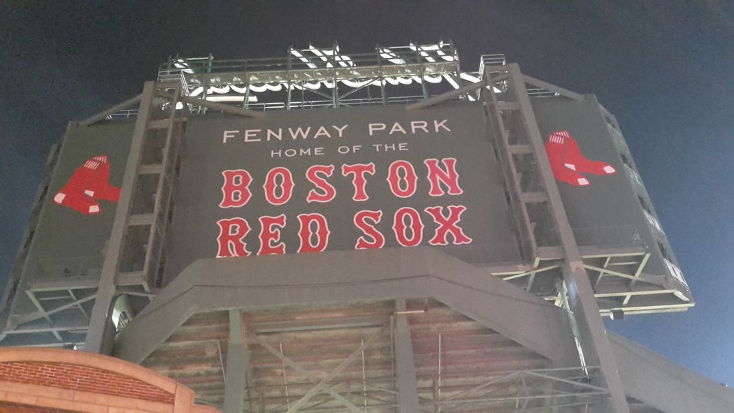 V noci na dnešek si Boston, město sportem posedlé, prožilo velkou slávu. Proslulý baseballový tým Red Sox ovládl Světovou sérii, porazil Los Angeles Dodgers