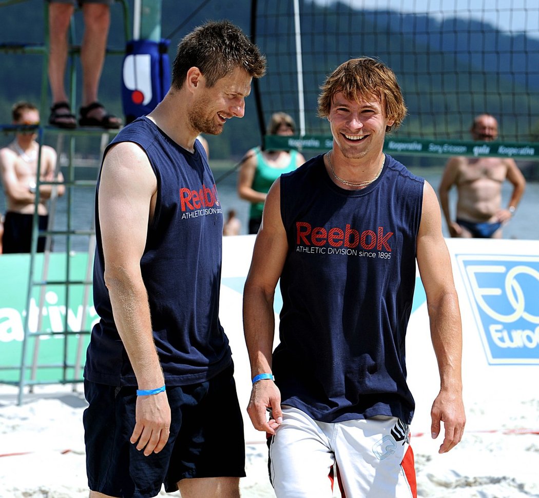 Petr Průcha (vpravo) s Karlem Pilařem při letním beachvolejbalu