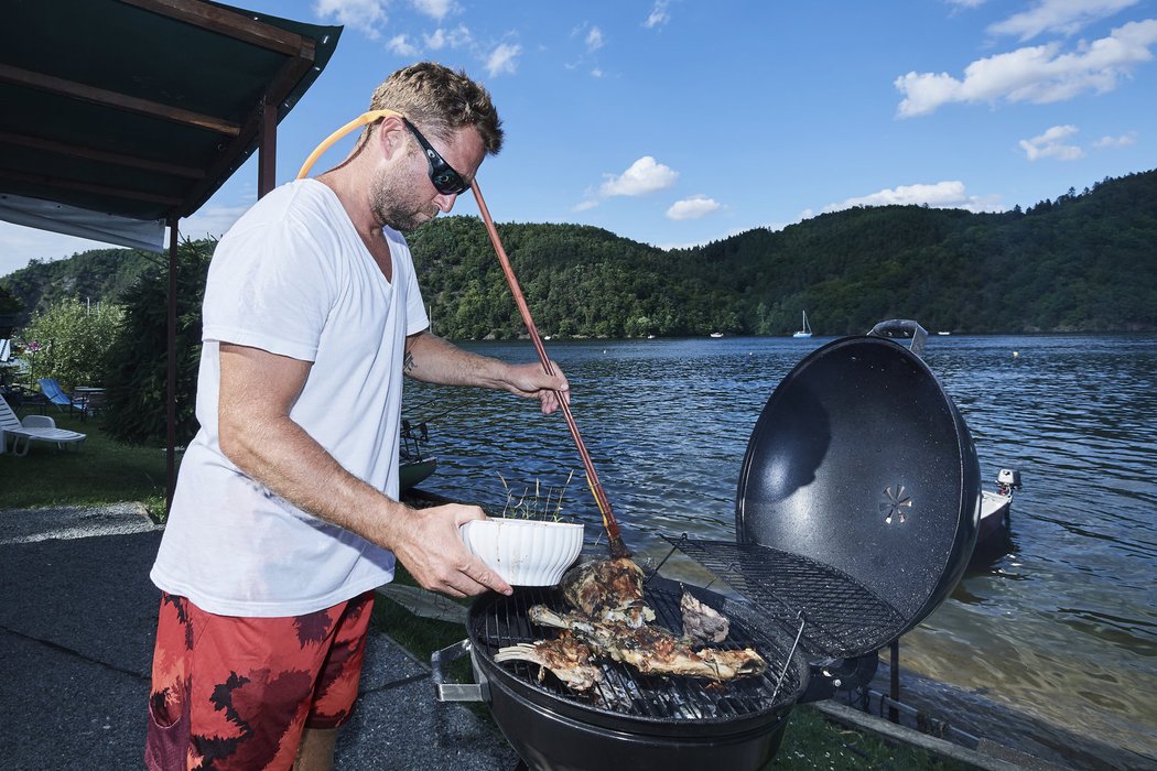 Po rybaření se Jaroslav Bednář na své chatě na Slapech rád ujme grilování