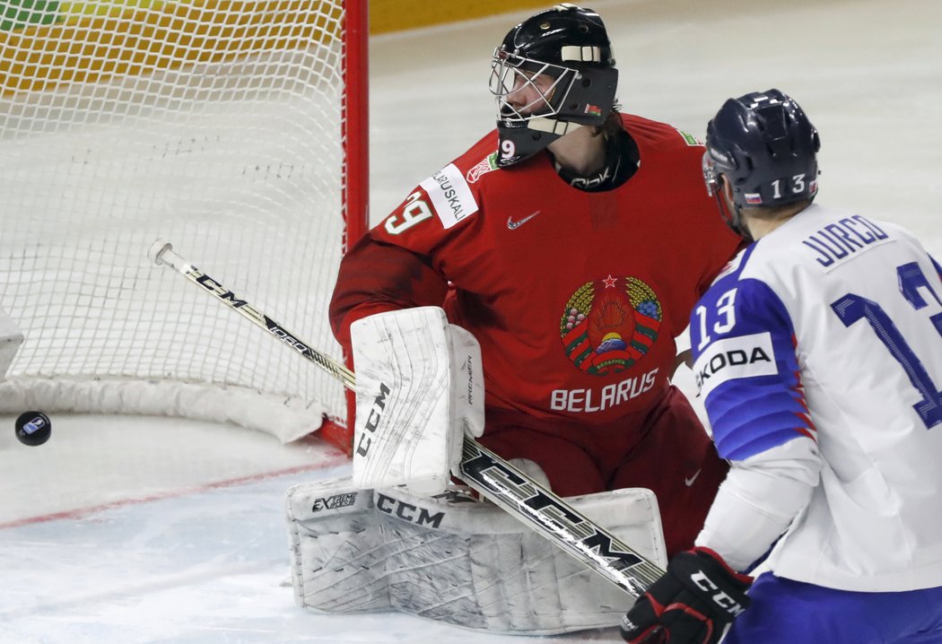 Běloruský brankář Vitali Trus inkasoval od Slovenska branku už po 18 vteřinách.