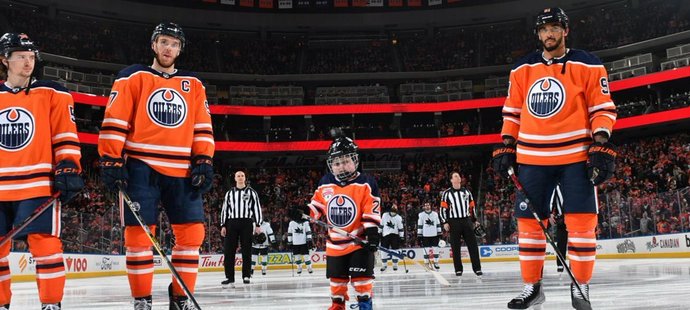 Šestiletý Ben Stelter, který trpěl rakovinou mozku, se stal pro hokejisty Oilers obrovskou inspirací. Jeho otec ale nedávno bohužel oznámil, že malý Ben svůj boj s rakovinou prohrál