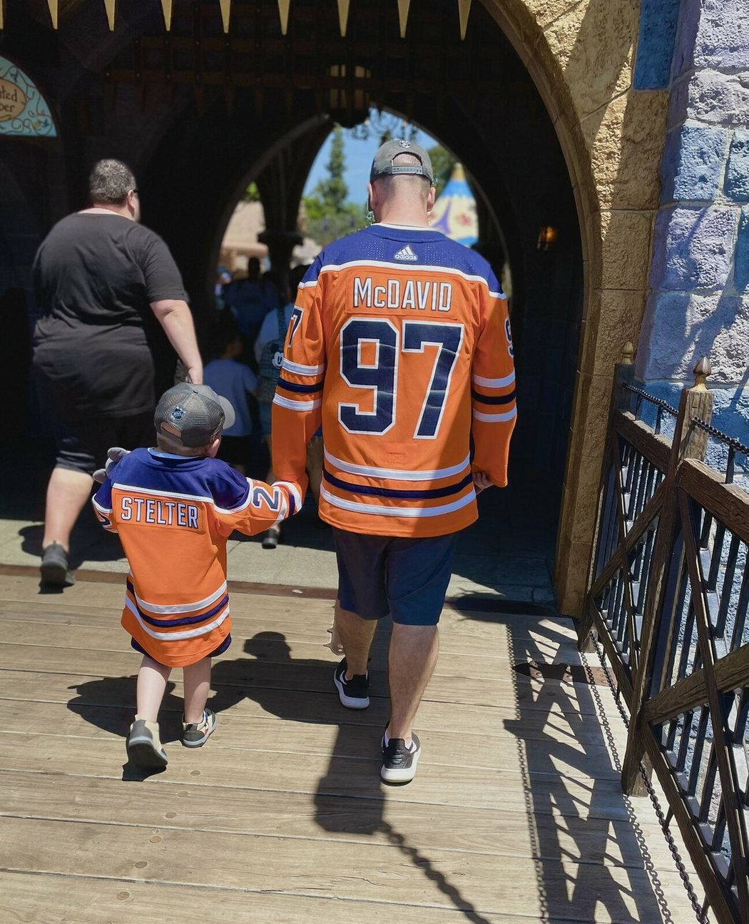 Šestiletý Ben Stelter, který trpěl rakovinou mozku, se stal pro hokejisty Oilers obrovskou inspirací. Jeho otec ale nedávno bohužel oznámil, že malý Ben svůj boj s rakovinou prohrál