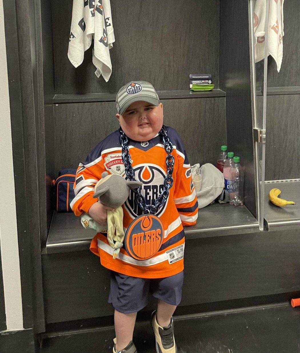 Šestiletý Ben Stelter, který trpěl rakovinou mozku, se stal pro hokejisty Oilers obrovskou inspirací. Jeho otec ale nedávno bohužel oznámil, že malý Ben svůj boj s rakovinou prohrál