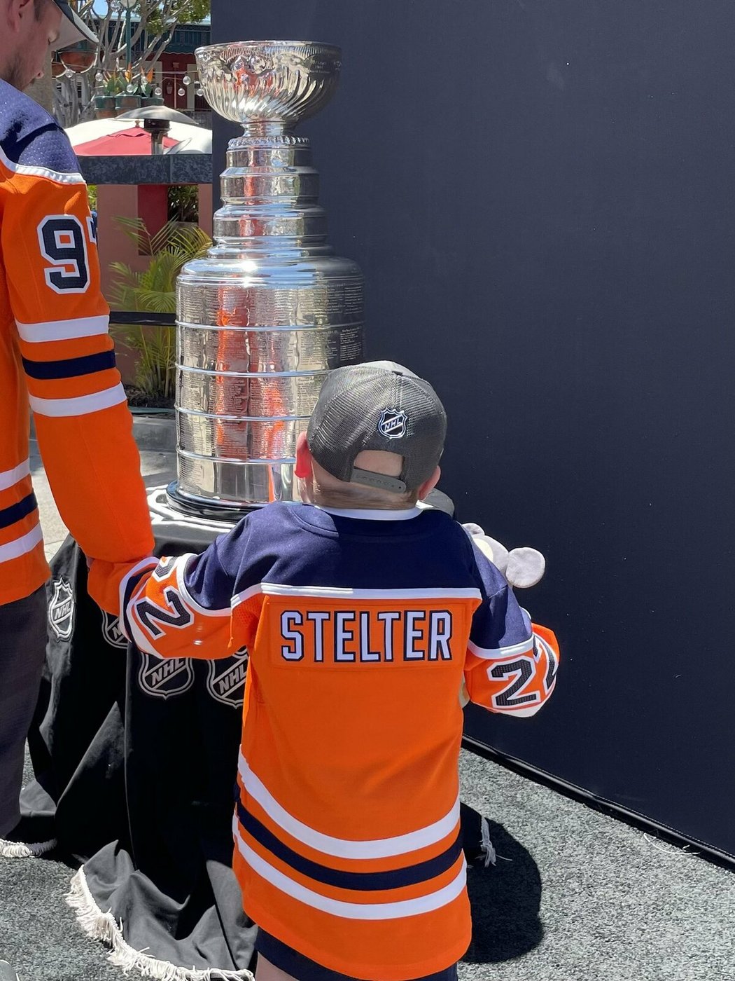 Šestiletý Ben Stelter, který trpěl rakovinou mozku, se stal pro hokejisty Oilers obrovskou inspirací. Jeho otec ale nedávno bohužel oznámil, že malý Ben svůj boj s rakovinou prohrál