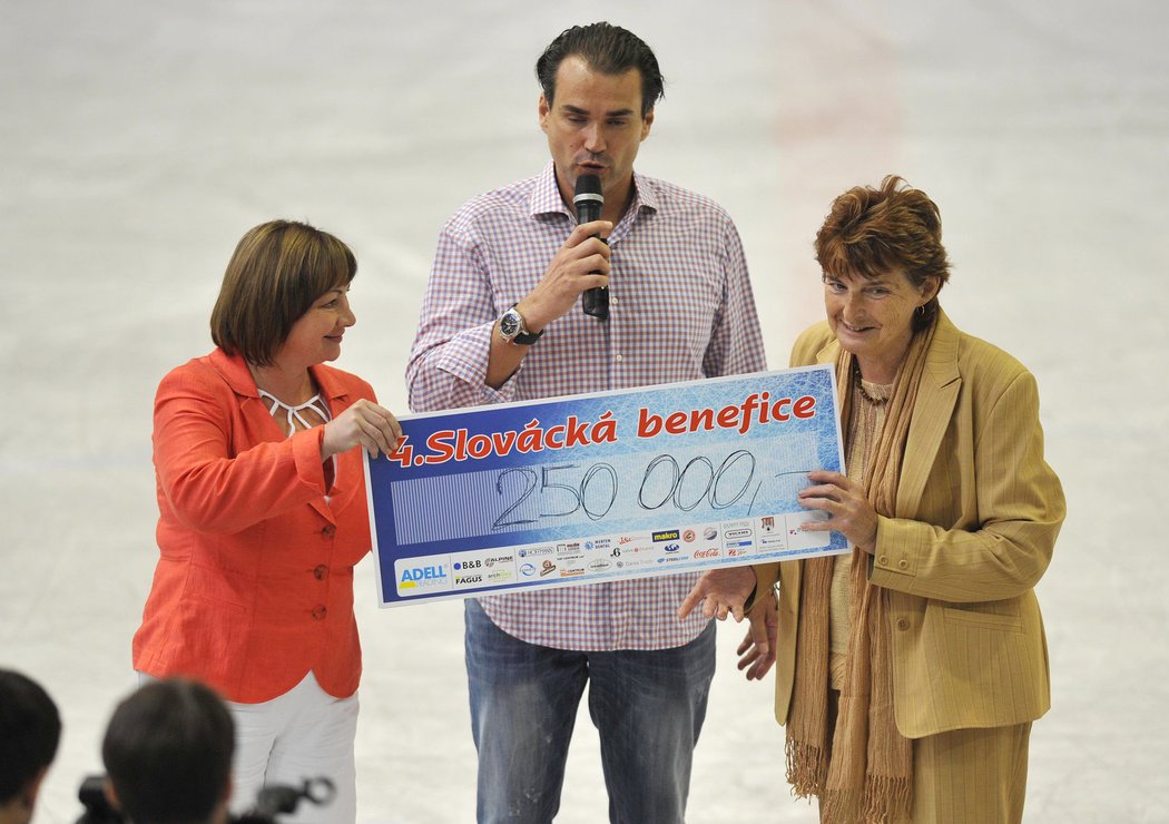 Manželka českého prezidenta Ivana Zemanová (vlevo) předává šek s vítěžkem ze Slovácké benefice Marii Vodičkové z Fondu ohrožených dětí