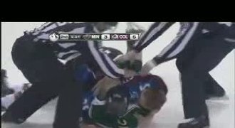 Bitka v NHL: Mlátil soupeře a zlomil si ruku!
