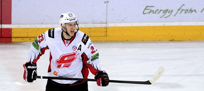 Obránce Miroslav Blaťák pomohl třemi asistencemi hokejistům Omsku v KHL k vítězství 5:4 v prodloužení na ledě favorizovaného Petrohradu