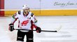 Obránce Miroslav Blaťák pomohl třemi asistencemi hokejistům Omsku v KHL k vítězství 5:4 v prodloužení na ledě favorizovaného Petrohradu