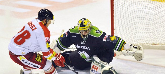 Brankář Mladé Boleslavi David Rittich předvedl proti olomouckému Maroszovi senzační zákrok