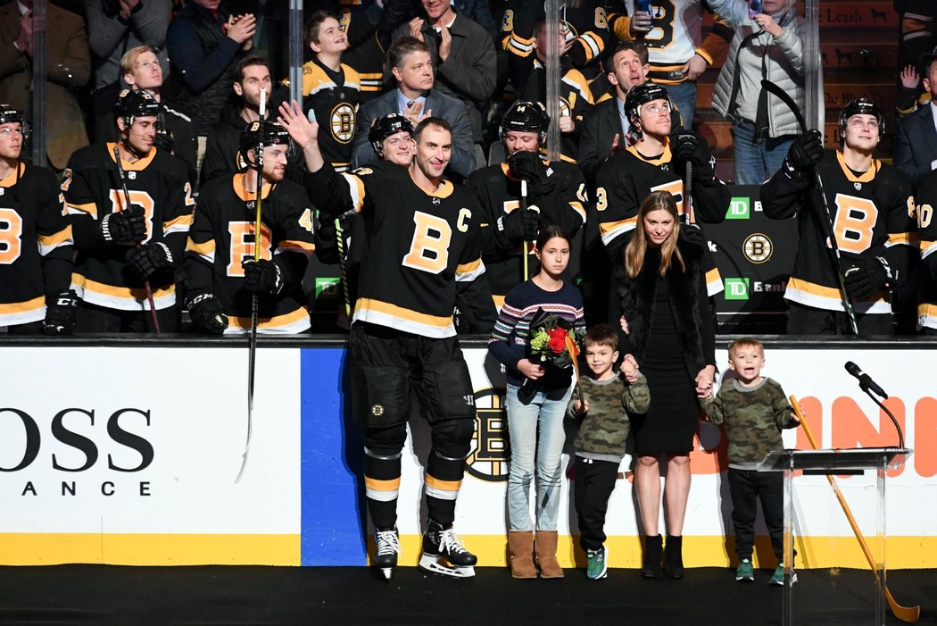 Zdeno Chára byl před utkáním s Arizonou oceněn za 1500 zápasů v NHL