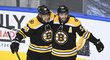 David Pastrňák (vlevo) a Patrice Bergeron (vpravo) se radují ze vstřelené branky Bostonu v pátém utkání Caroliny