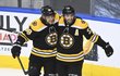 David Pastrňák (vlevo) a Patrice Bergeron (vpravo) se radují ze vstřelené branky Bostonu v pátém utkání Caroliny