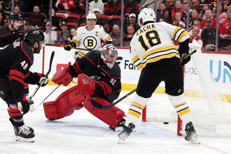 Třetí gól v sezoně pro Zachu. Pastrňák jednou nahrával, Boston přesto podlehl Carolině Třetí gól v sezoně pro Zachu. Pastrňák jednou nahrával, Boston přesto podlehl Carolině