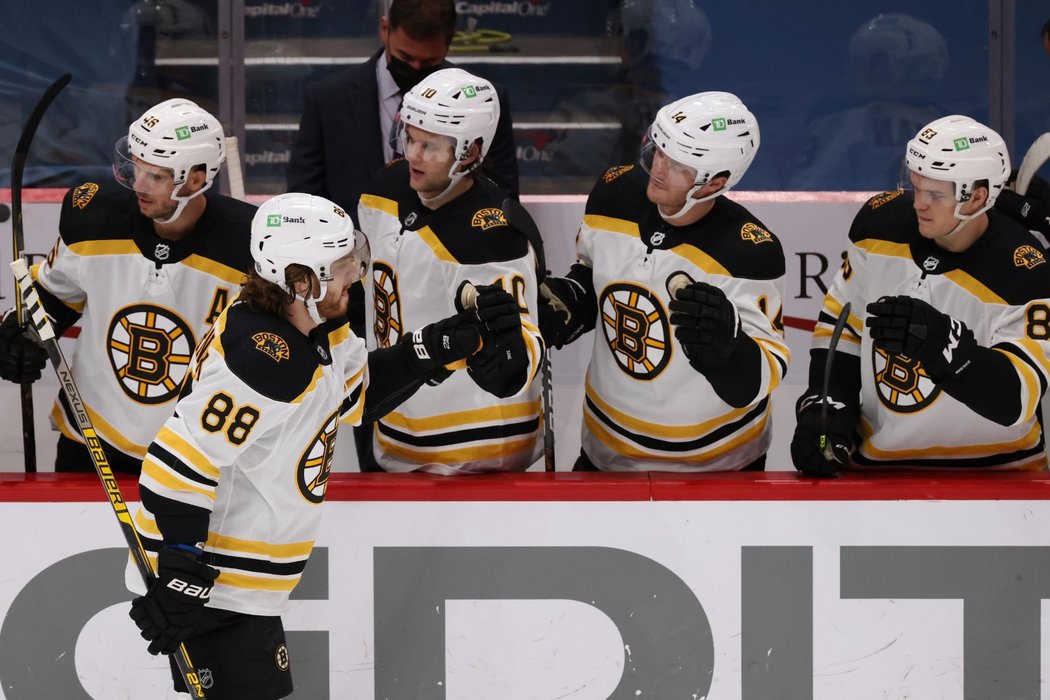 Český útočník Bostonu Bruins David Pastrňák slaví jednun z branek proti Philadelphii, proti které nastřílel hattrick