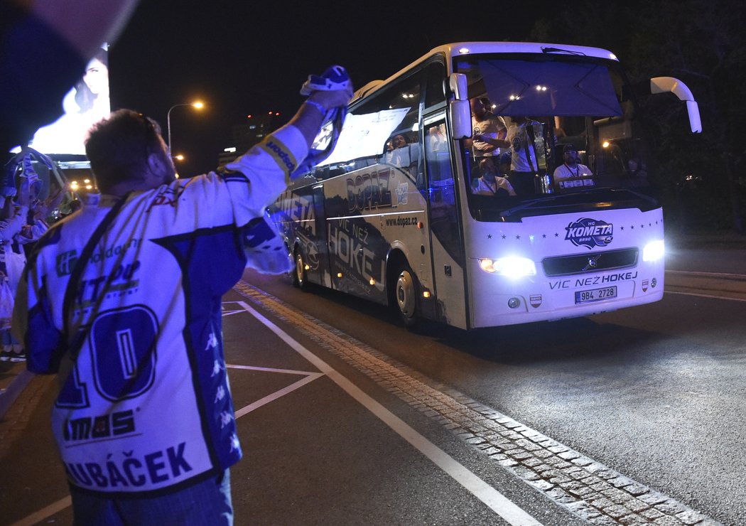 Autobus s mistrovskou Kometou právě dorazil do Brna.