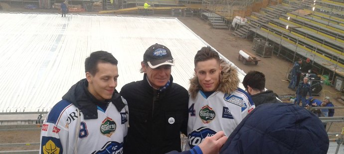 Hokejisté brněnské Komety Dujsík s Mrázkem se přišli podívat, jak se chystá areál na lednové zápasy pod širým nebem. Vyfotili se i s fanoušky.