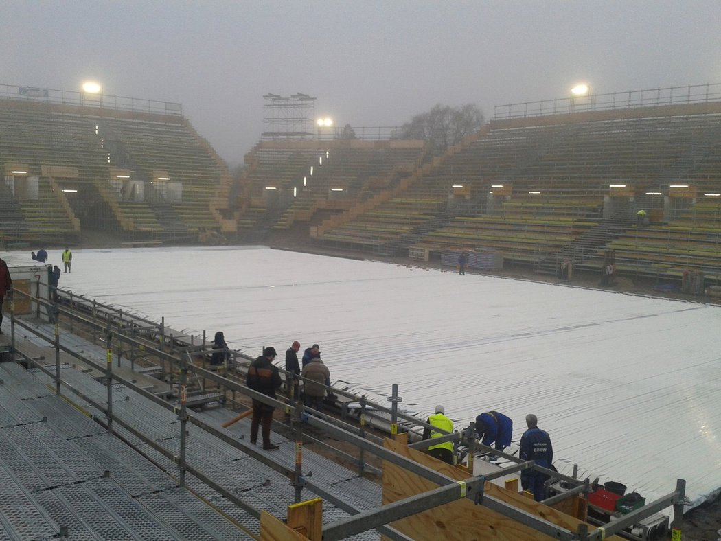 Přípravy na zápasy pod širým nebem, které se budou hrát v Brně na začátku roku 2016, jsou v plném proudu. Tribuny budou připraveny pro 22 tisíc lidí.