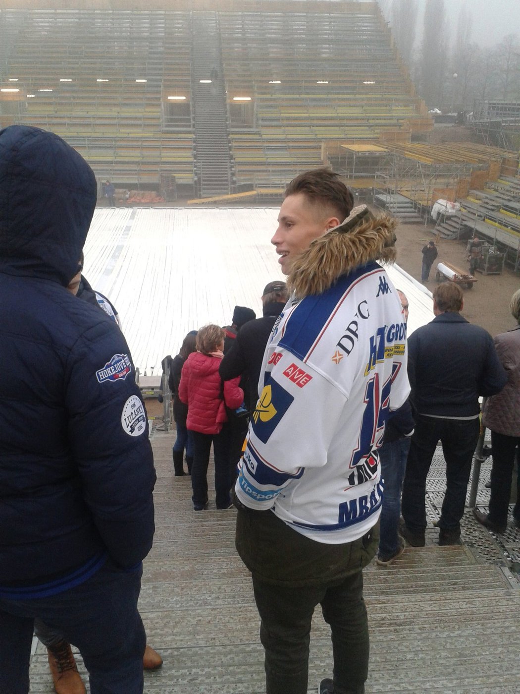 Hokejisté brněnské Komety Dujsík s Mrázkem se přišli spolu s fanoušky podívat, jak se chystá areál na lednové zápasy pod širým nebem.