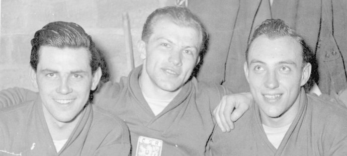 Zemřel legendární hokejový reprezentant Bronislav Danda (uprostřed). Vpravo jeho oblíbený brněnský spoluhráč Vlastimil Bubník, vlevo parťák z reprezentace Miloslav Charouzd.
