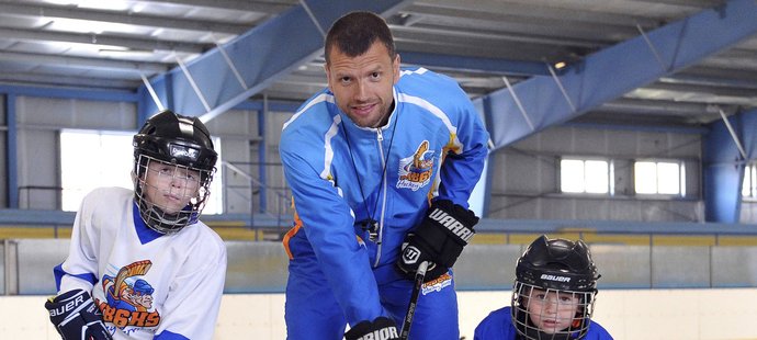 Michal Broš v hokejové škole s malými dětmi