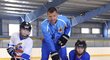 Michal Broš v hokejové škole s malými dětmi
