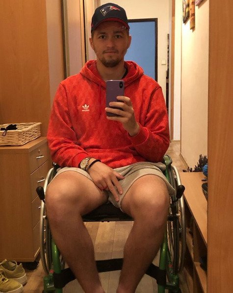 Mladému hokejistovi Ondřej Buchtelovi se život otočil vzhůru nohama. Na svém Instagramu zveřejnil, že bojuje se zhoubným nádorem na srdci