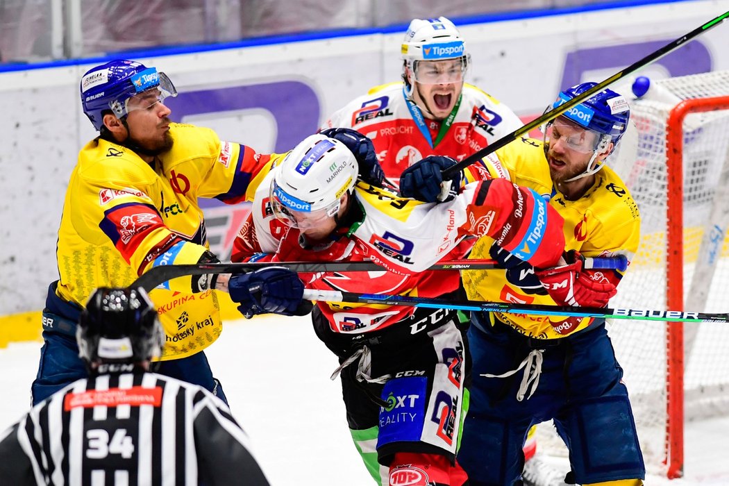 Jan Štencel z Českých Budějovic dostal dvouzápasový trest za faul na pardubického útočníka Roberta Říčku v pátečním duelu play off.