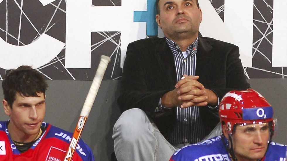 Trenér Ernest Bokroš na střídačce Českých Budějovic.