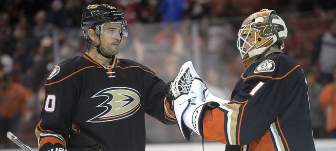 Antoine Vermette a brankář Jonathan Bernier se radují z výhry nad Calgary