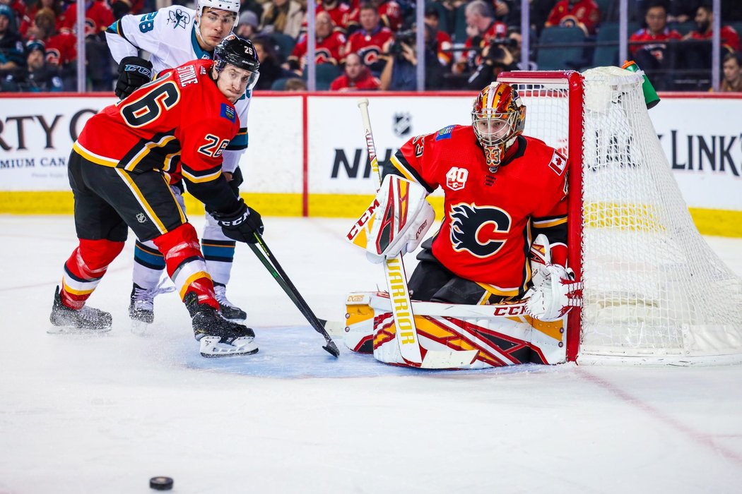 Český gólman David Rittich v brance Calgary v utkání proti San José