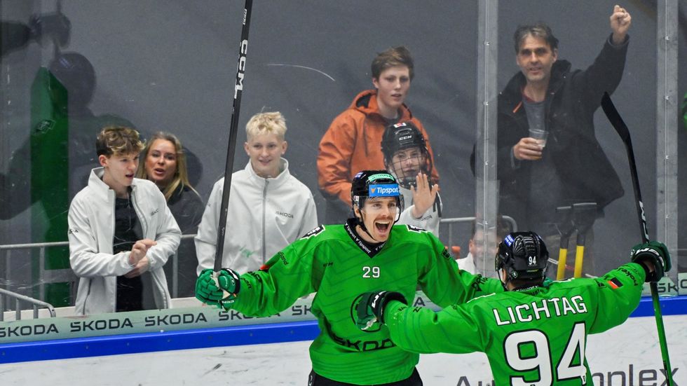 Autor čtvrtého gólu Carl Berglund a Jakub Lichtag z Mladé Boleslavi se radují