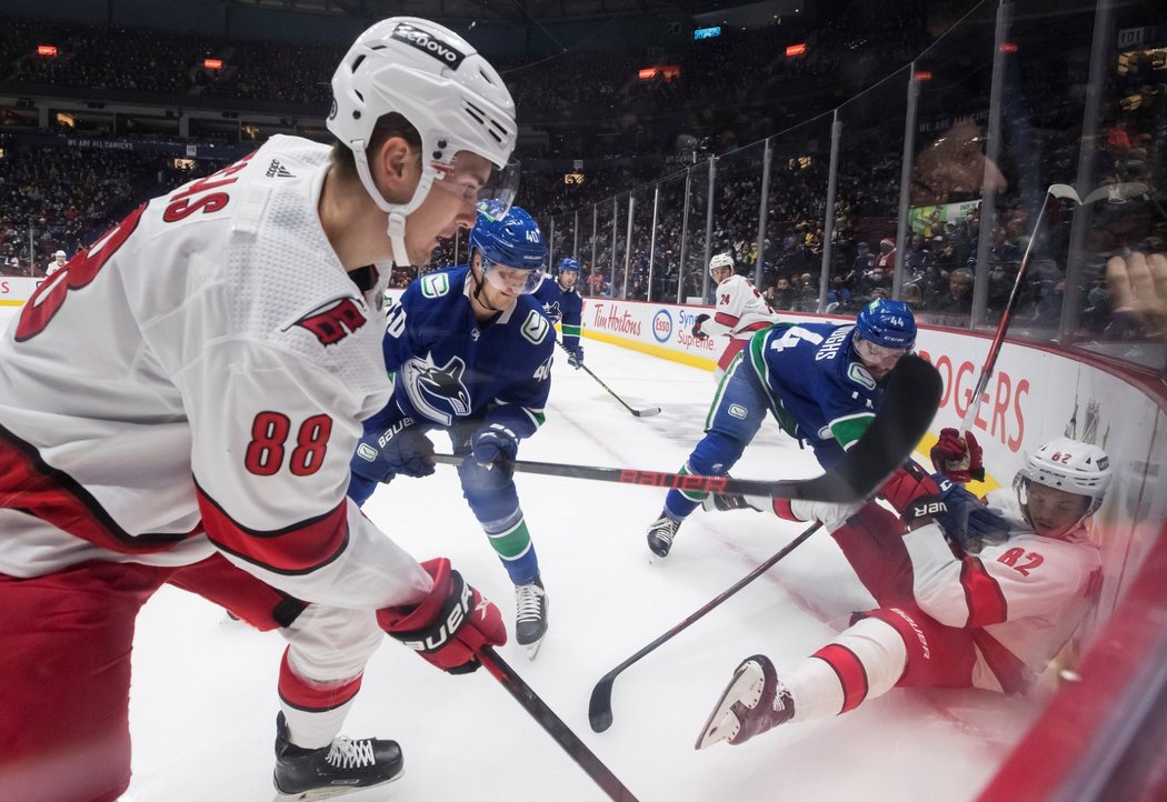 Český útočník Martin Nečas v utkání NHL proti Vancouveru