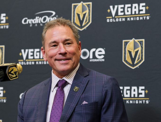 Další kauza ve Vegas. Odpírají klubům právo mluvit s koučem, kterého v březnu vyhodili Další kauza ve Vegas. Odpírají klubům právo mluvit s koučem, kterého v březnu vyhodili