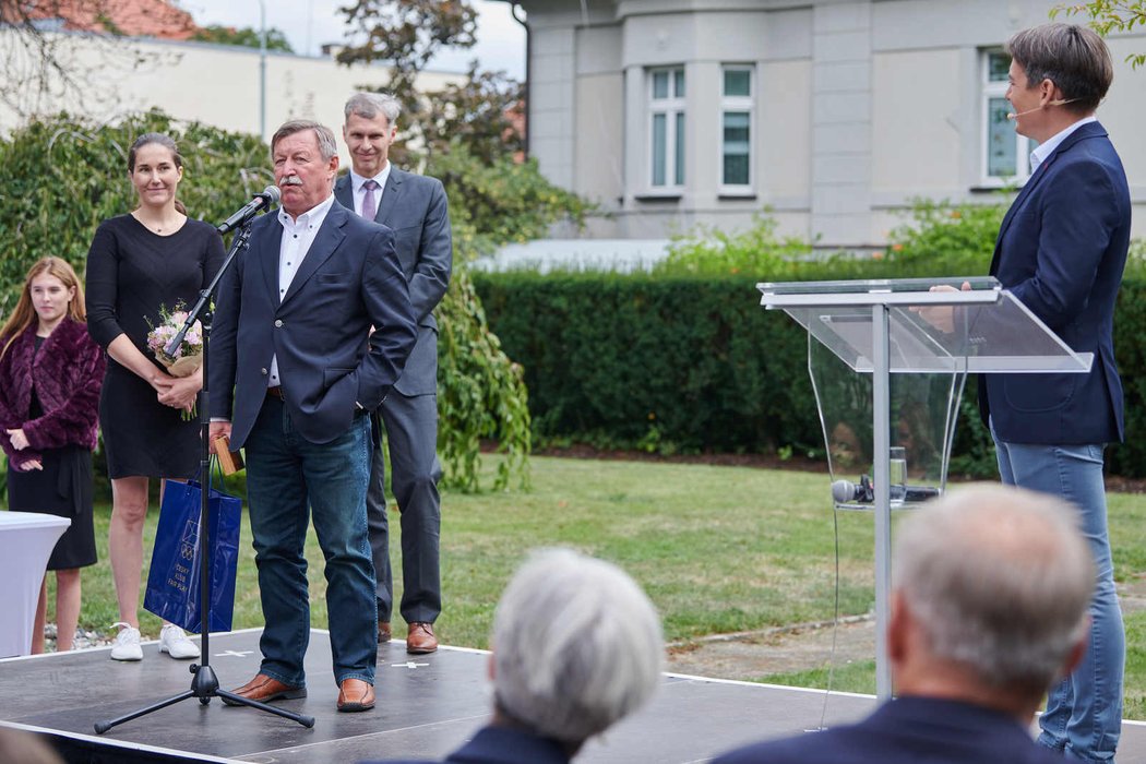 Bývalý hokejista Vladimír Martinec v&nbsp;pražském sídle ČOV převzal Cenu Fair Play za celoživotní postoj.