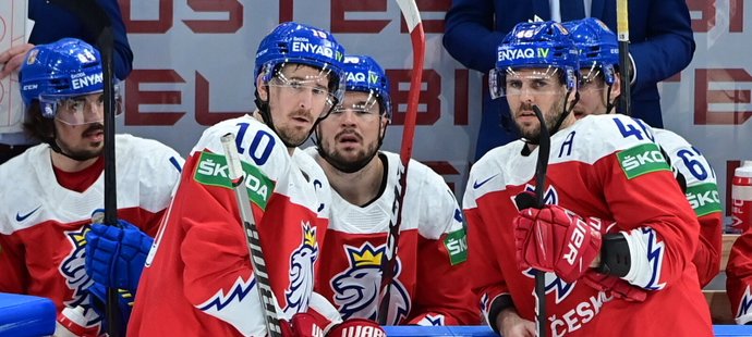 Čeští hokejisté v závěru utkání dostali trest za příliš mnoho hráčů na ledě