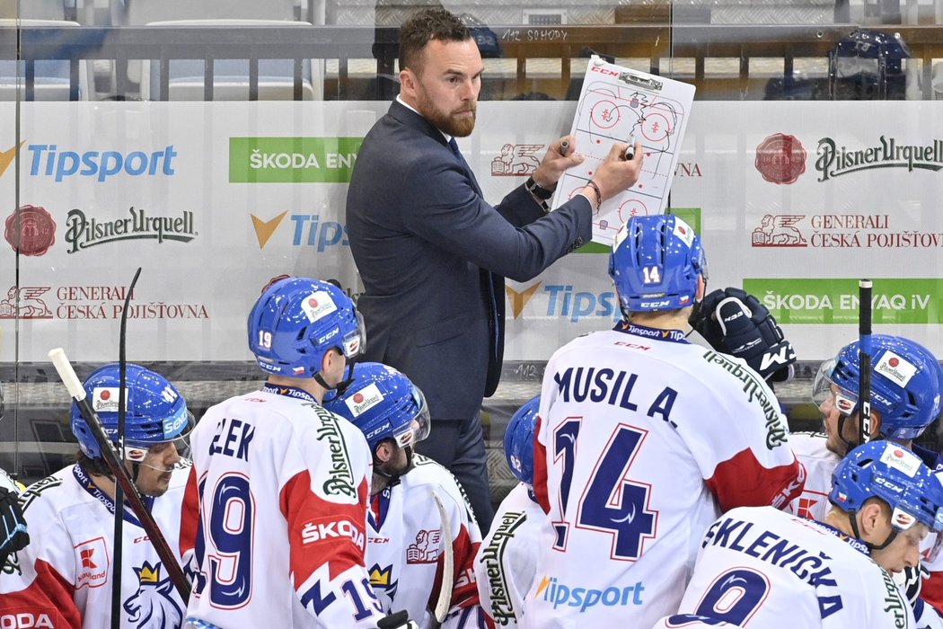 Trenér národního týmu Filip Pešán vysvětluje taktické pokyny českým reprezentantům