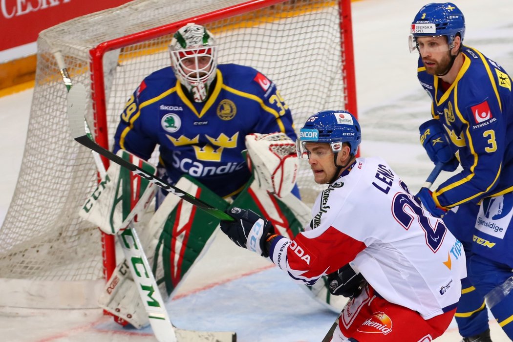 Rušno před Švédskou brankou v zápase Česka s Tre Kronor