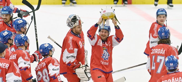 Čeští hokejisté obhájili prvenství na domácím turnaji a po výhře nad Rakouskem se radovali s vítěznou trofejí