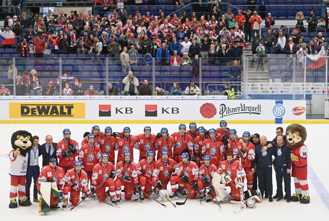 Čeští hokejisté obhájili prvenství na domácím turnaji a po výhře nad Rakouskem se radovali s vítěznou trofejí