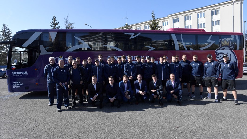 Česká hokejová reprezentace se představila 1. dubna 2019 v Praze s autobusem oficiálního dopravce v barvách národního mužstva