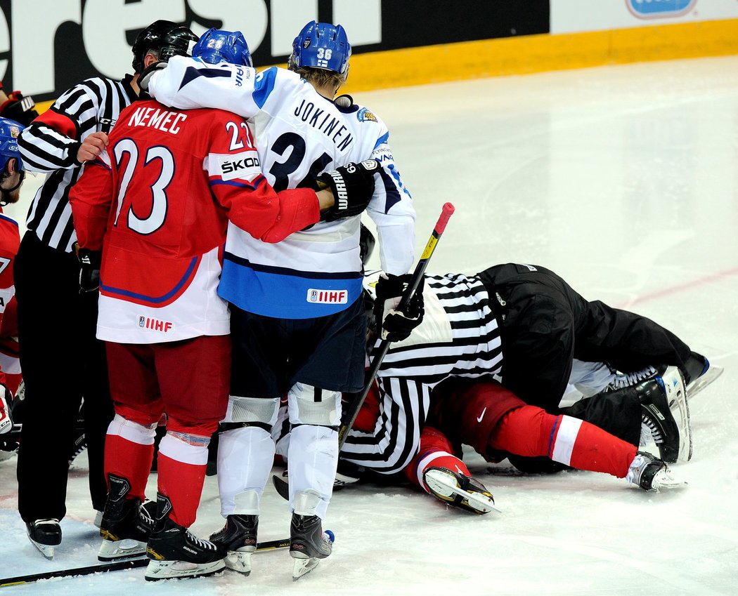 Strkanice před českou brankou v utkání s Finskem o bronz na MS