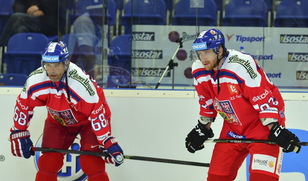 Jaromír Jágr s Jakubem Voráčkem během zápasu české reprezentace s Finskem