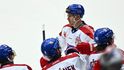 Roman Červenka přjímá gratulace od spoluhráčů
