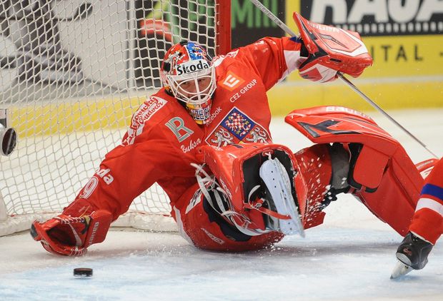 Tomáš Vokoun zasahuje při šanci soupeře. Tomáš Vokoun zasahuje při šanci soupeře.