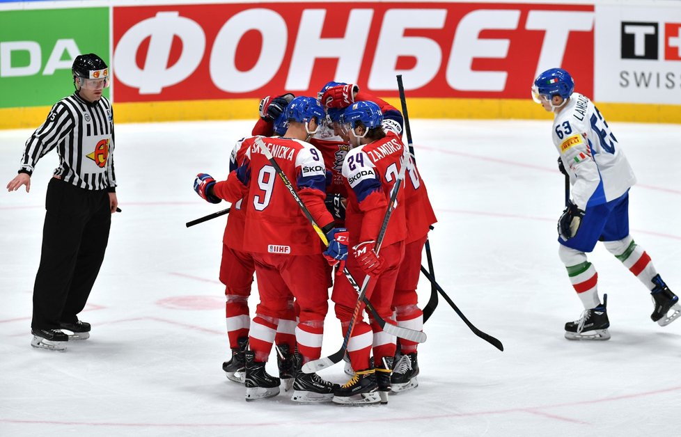 Čeští hokejisté slaví gól do sítě Itálie.