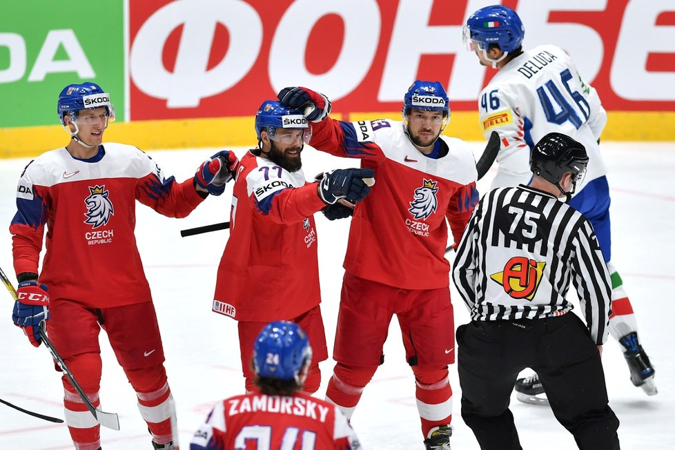 Čeští hokejisté slaví gól do sítě Itálie.