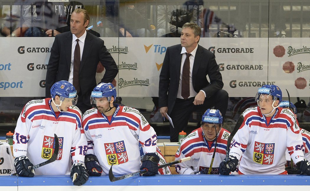 Česká střídačka s trenérskou dvojicí Václav Prospal, Josef Jandač