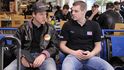Jakub Štěpánek (vlevo) v rozhovoru s Petrem Hubáčkem.
