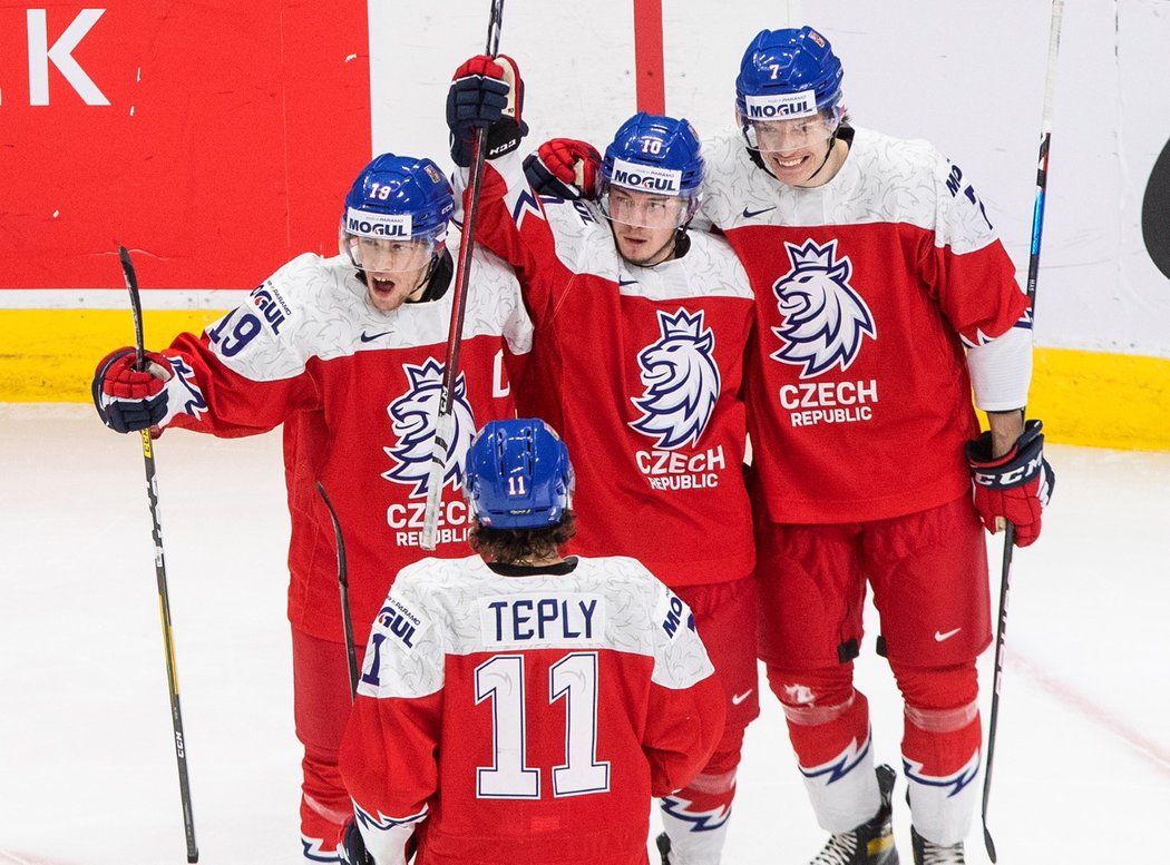 Čeští junioři slaví gól proti Rakousku na MS v Edmontonu